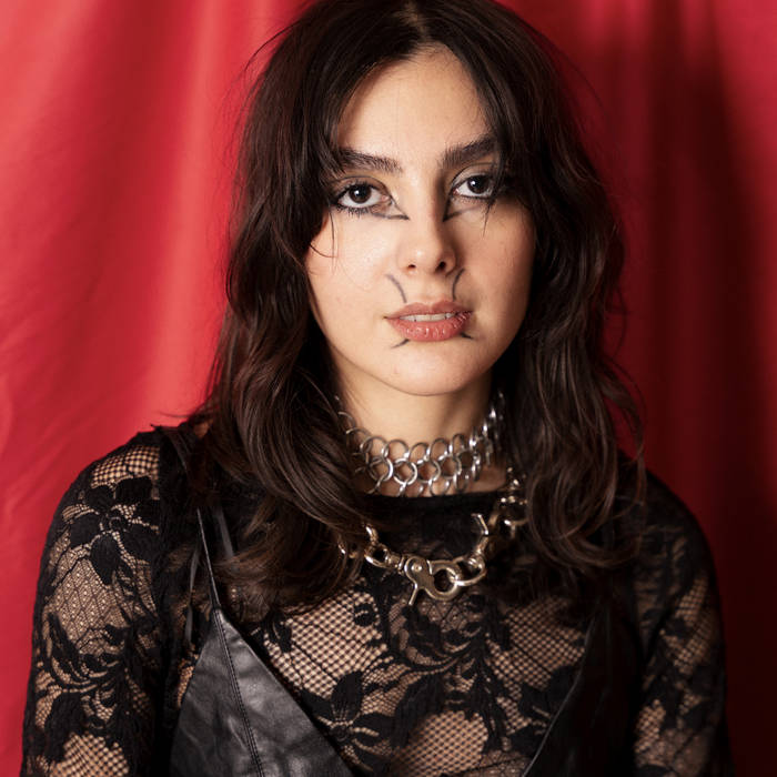 Cabelos Escuros e Cortes Icônicos: Complementando a Estética - inspiração 1