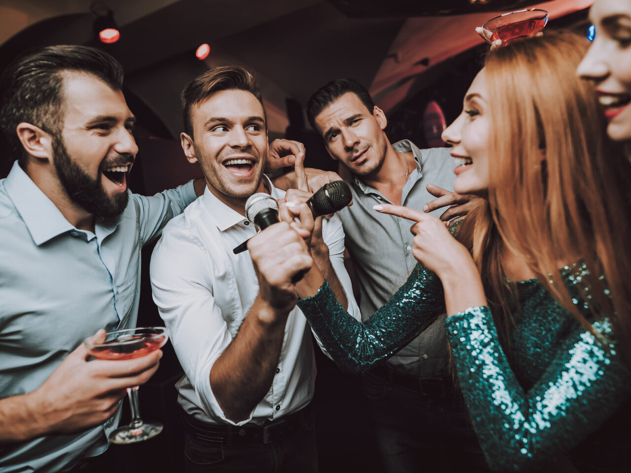 Karaokê Antigo: A Desculpa Perfeita Para Celebrar Juntas - inspiração 1