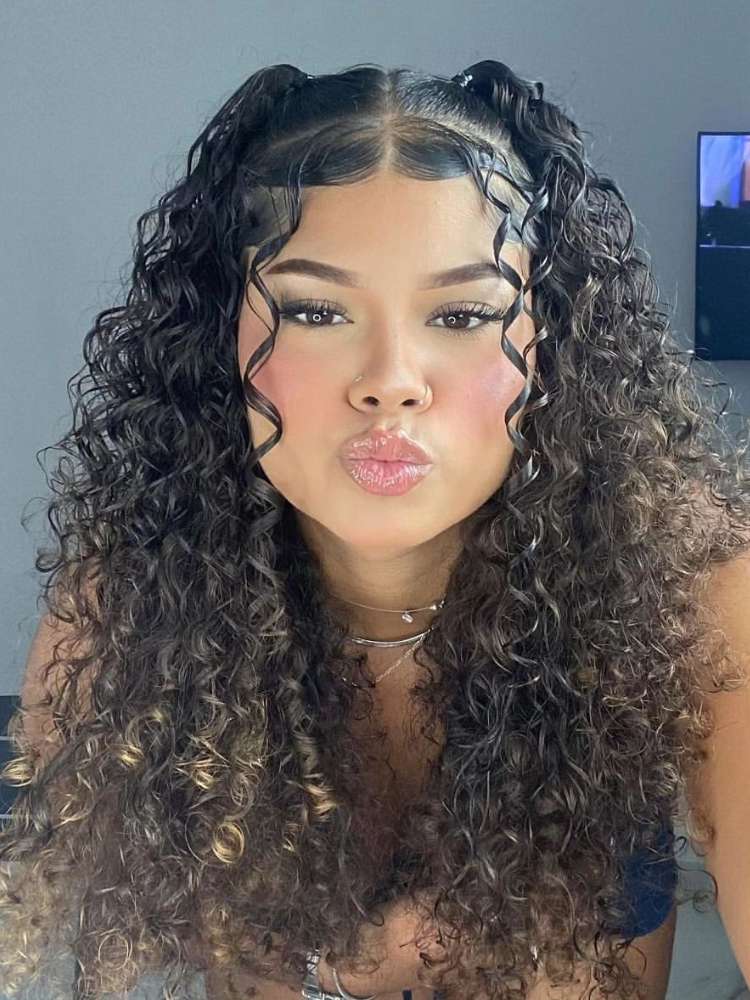 Semi-preso com Acessórios: Destaque Seus Cachos com Charme - inspiração 2