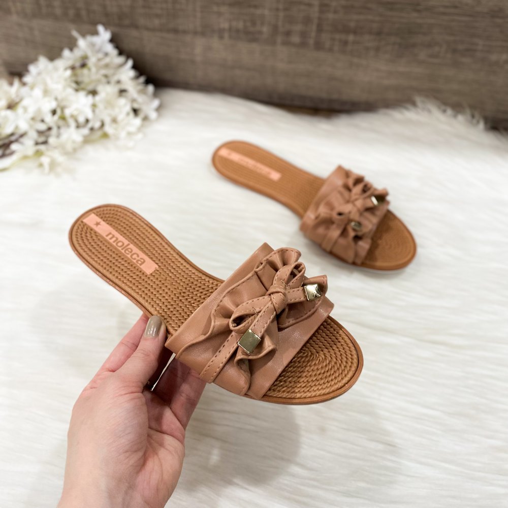 História e Evolução da Rasteirinha: De Simples Sandália a Ícone Fashion - inspiração 1