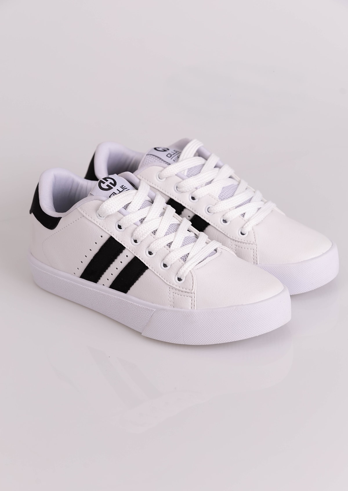 Tênis Branco no Trabalho: Sim, É Possível! - inspiração 2