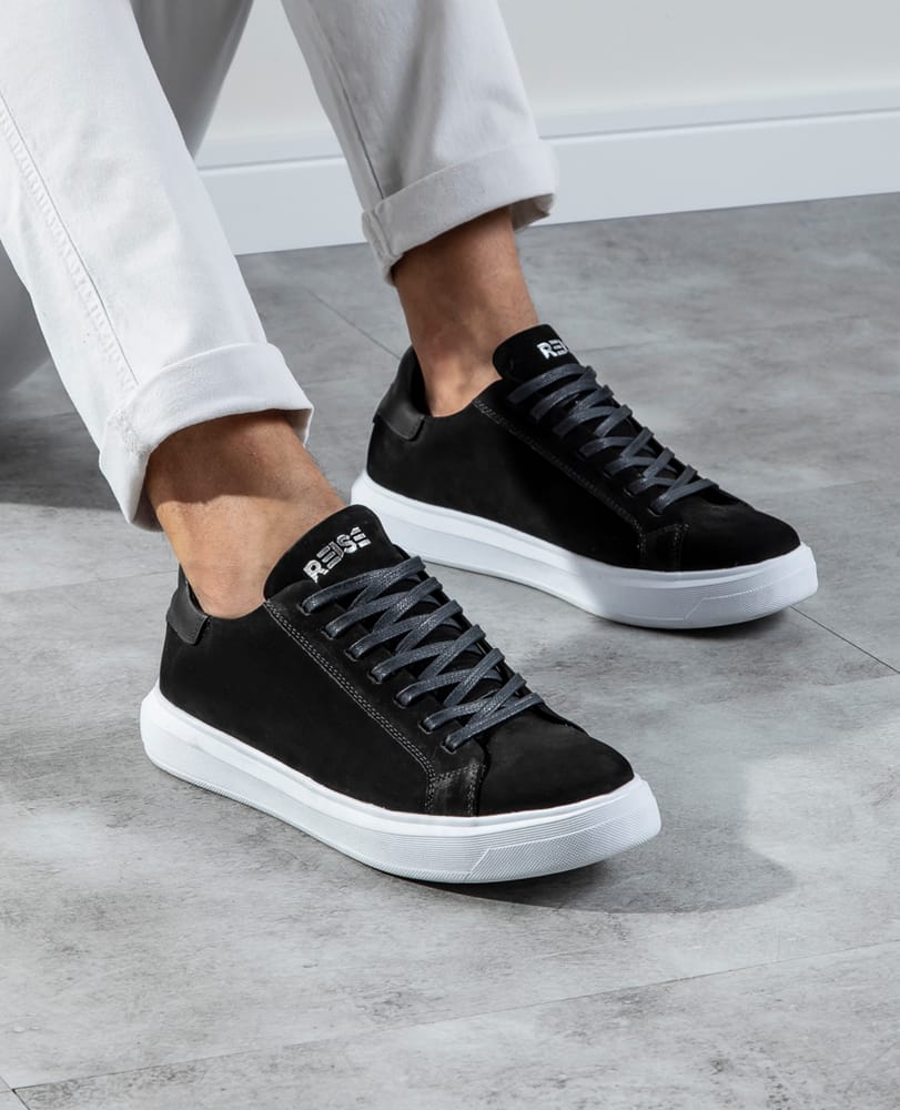 O Tênis Preto para Cada Ocasião: Do Trabalho ao Happy Hour - inspiração 1