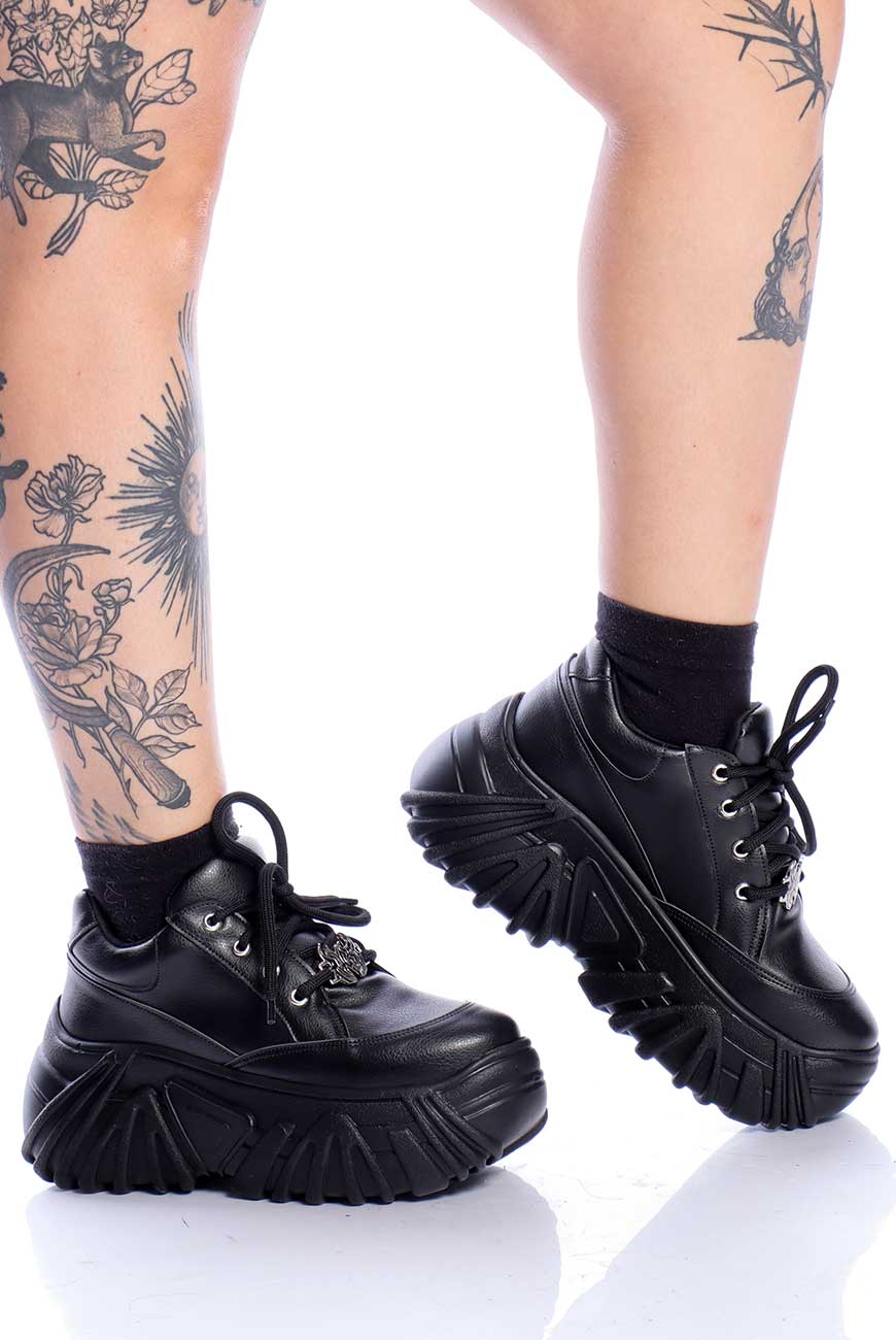 Combinando Cores e Estampas com Seu Tênis Preto: Dicas de Styling Inteligente - inspiração 2