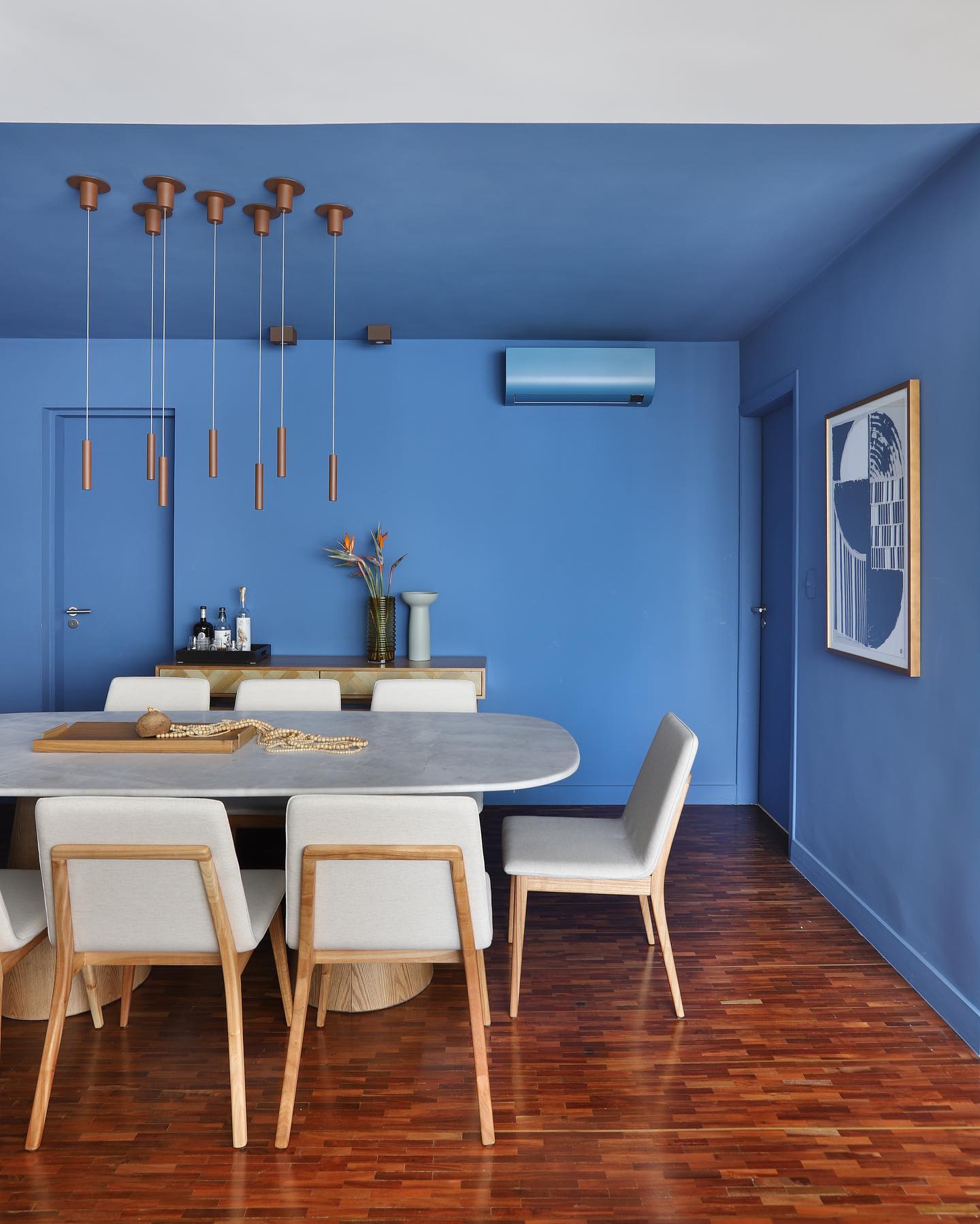 Azul nos Acessórios: Dicas Para um Toque de Cor Estratégico - inspiração 2