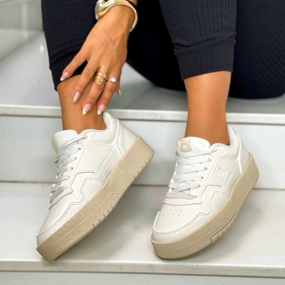 Tênis Branco no Inverno: Aconchego e Estilo com Sobreposições - inspiração 2