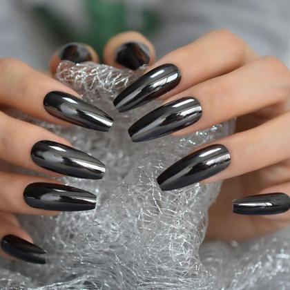 Unhas Espelhadas Nude: Elegância Discreta com Toque de Glamour - inspiração 1