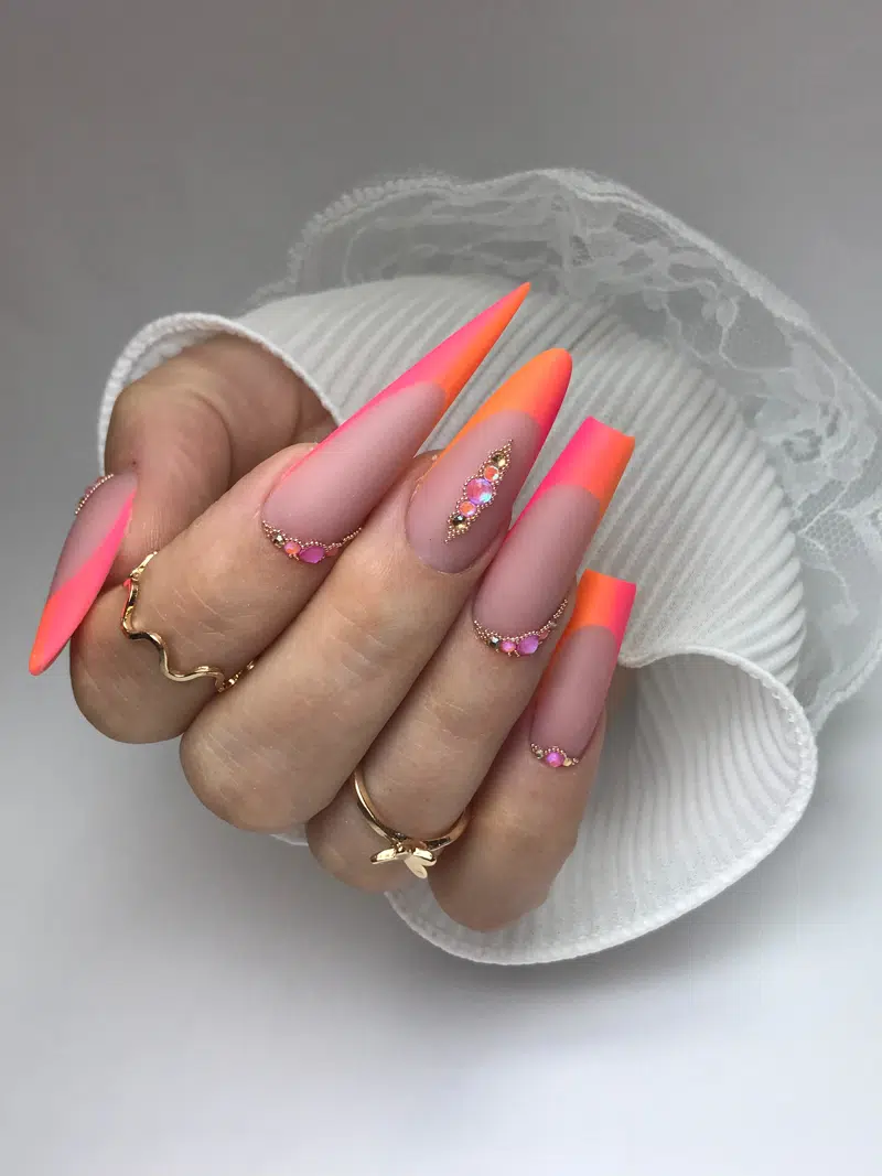 Unhas Escuras: Sofisticação e Atitude para Toda Ocasião - inspiração 1