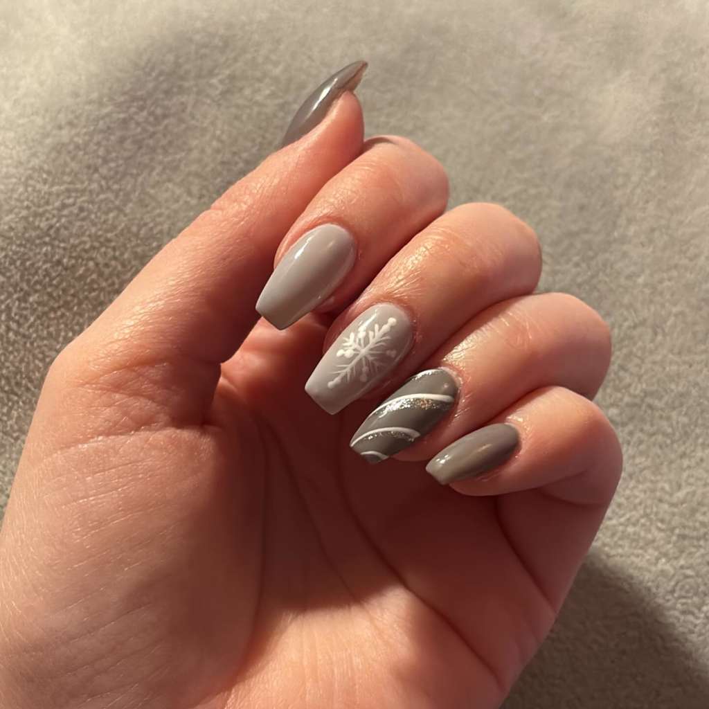Nail Art Minimalista: Detalhes Delicados que Encantam - inspiração 1