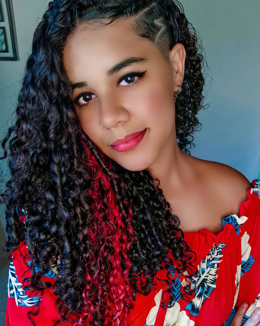 2 mechas coloridas cabelo cacheado