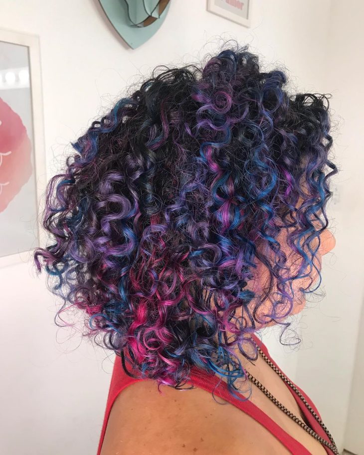 Descoloração e Manutenção: Como Cuidar das Suas Mechas Coloridas em Cabelos Cacheados