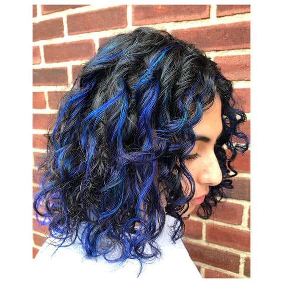 2 mechas coloridas cabelo cacheado