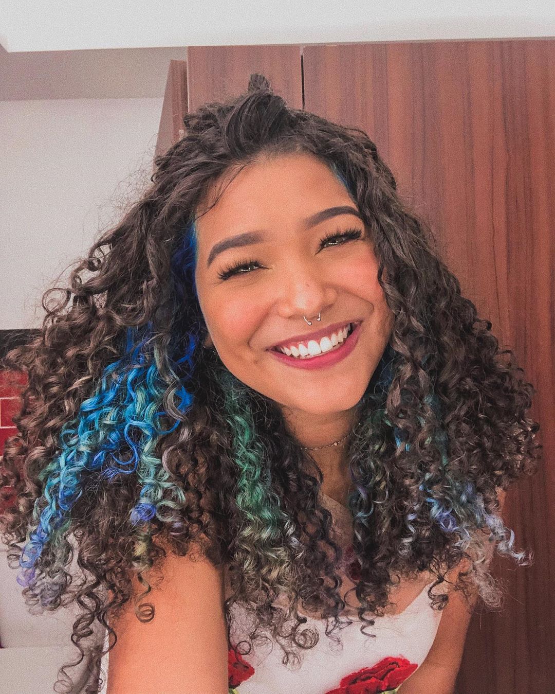 Cores Vibrantes ou Tons Iluminados? Escolha a Tonalidade Perfeita para Suas Mechas Cacheadas
