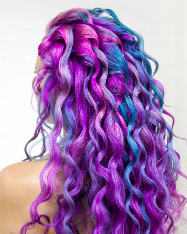 Descoloração e Manutenção: Como Cuidar das Suas Mechas Coloridas em Cabelos Cacheados