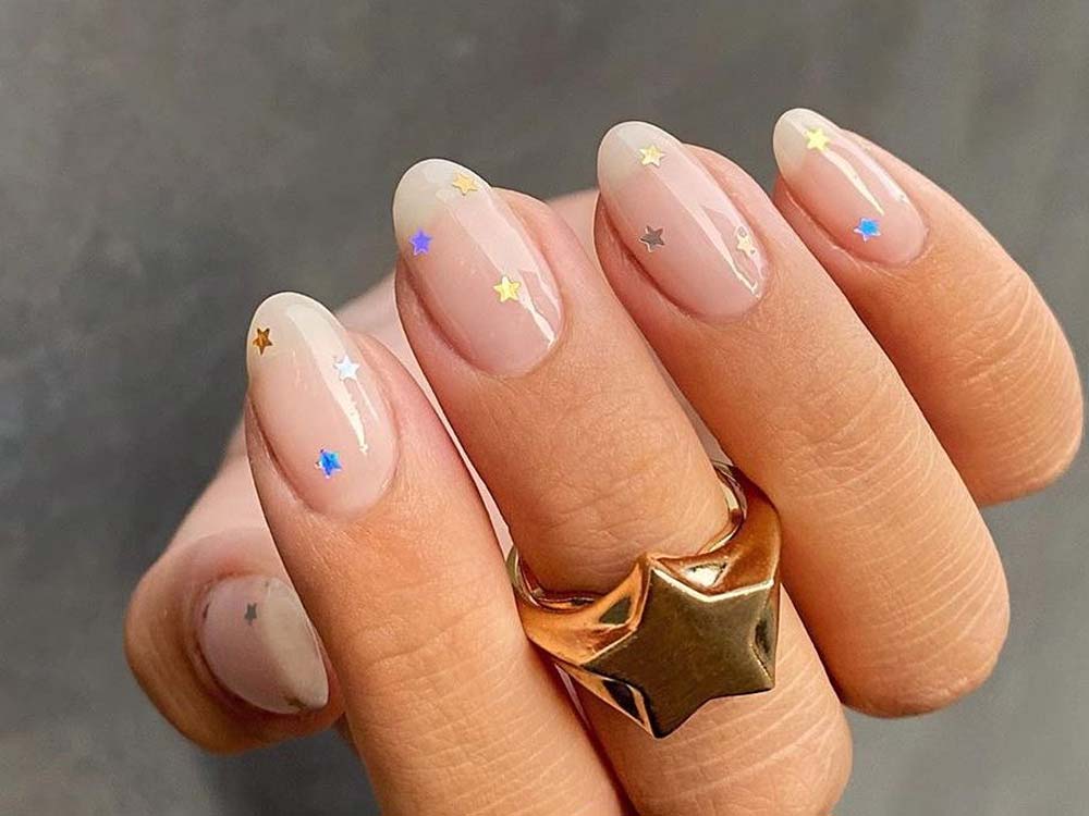 como evitar unhas claras que mancham ou descascam rápido