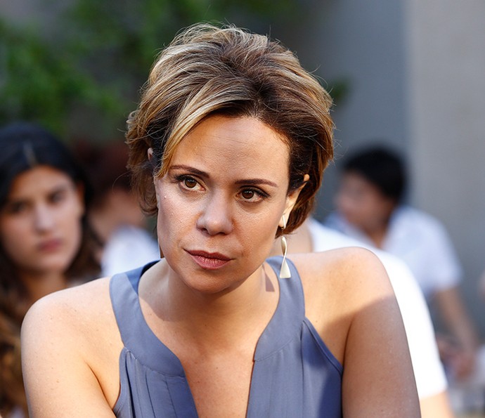 Mini Grampos: O Segredo para Franjas Perfeitas em Cabelos Finos