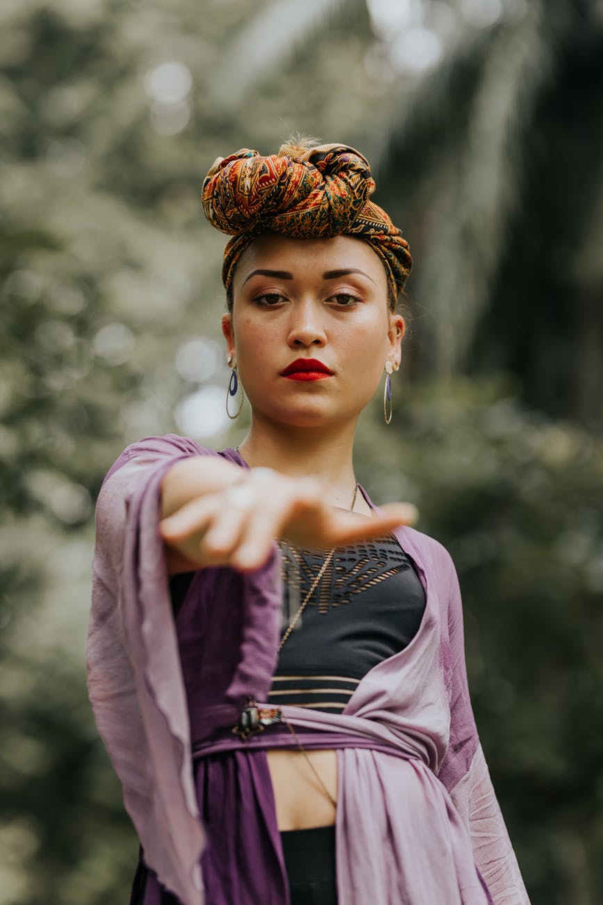 Tiaras e Faixas: O Guia Definitivo para Cabelos Curtos em 2026