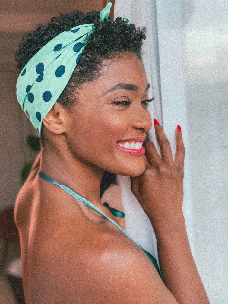 Mini Grampos: O Segredo para Franjas Perfeitas em Cabelos Finos