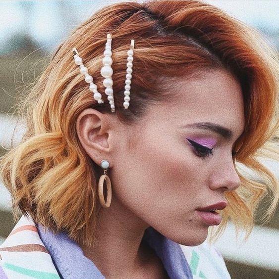 Tiaras e Faixas: O Guia Definitivo para Cabelos Curtos em 2026