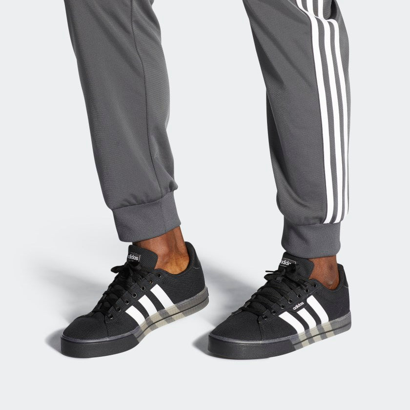 Adidas Daily 3.0 com calça jeans