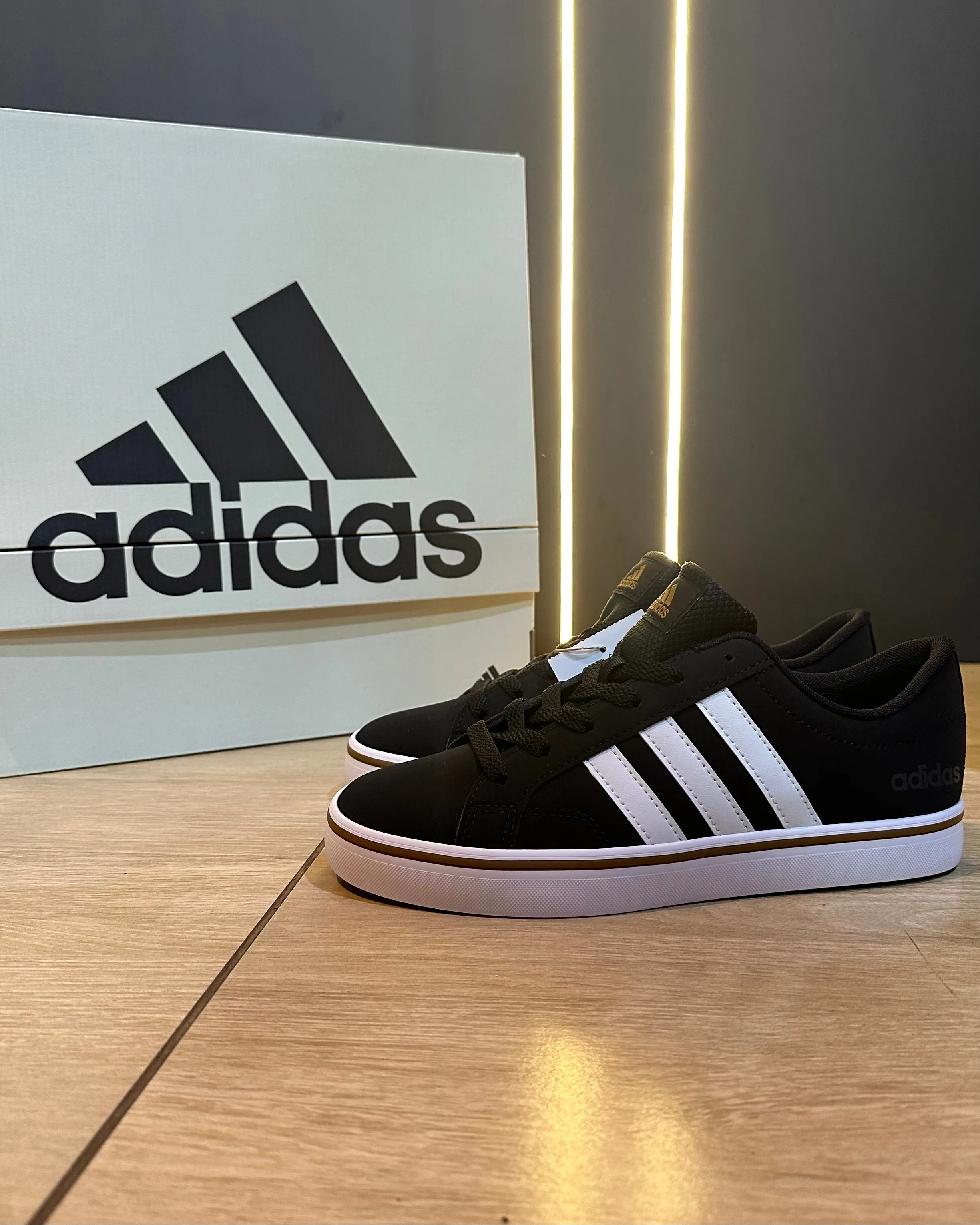 A História por Trás dos Ícones: Adidas Samba e Superstar