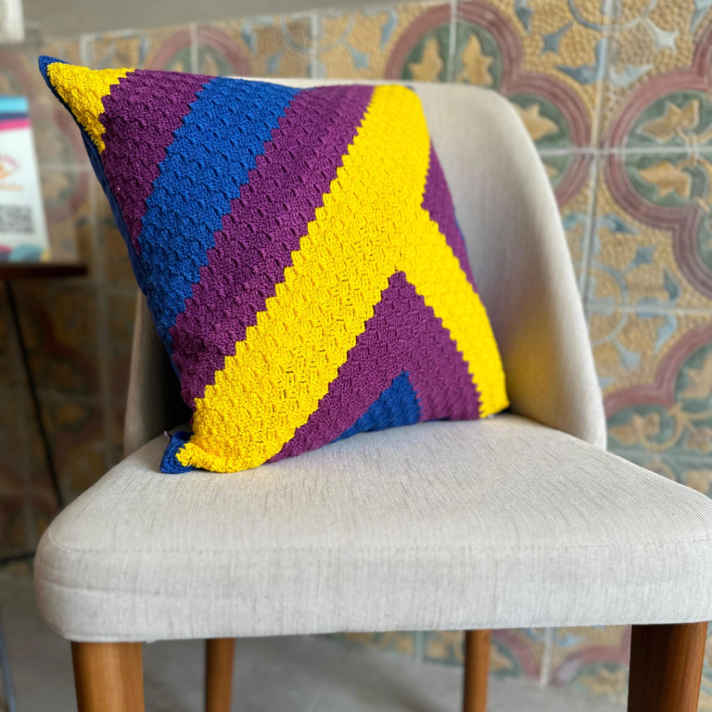 almofada de crochê colorida para quarto