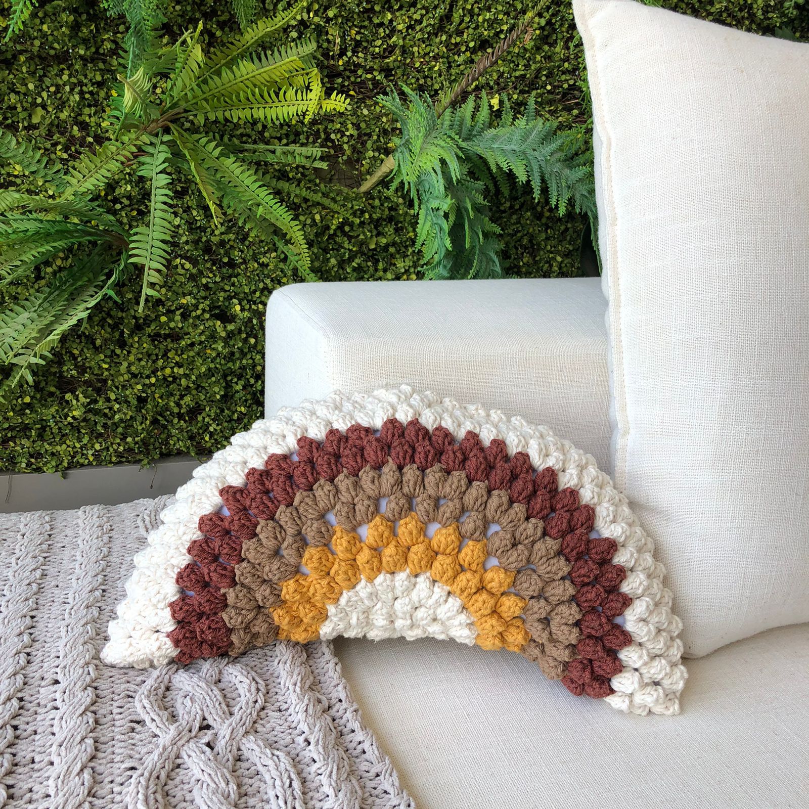 almofada de crochê colorida com pompom