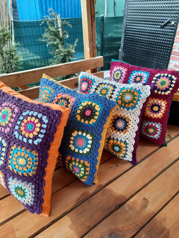 almofada de crochê colorida para cadeira