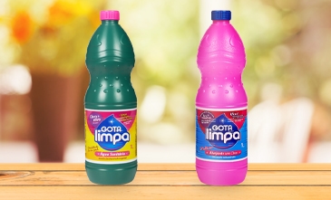 alvejante com cloro versus sem cloro para roupas coloridas