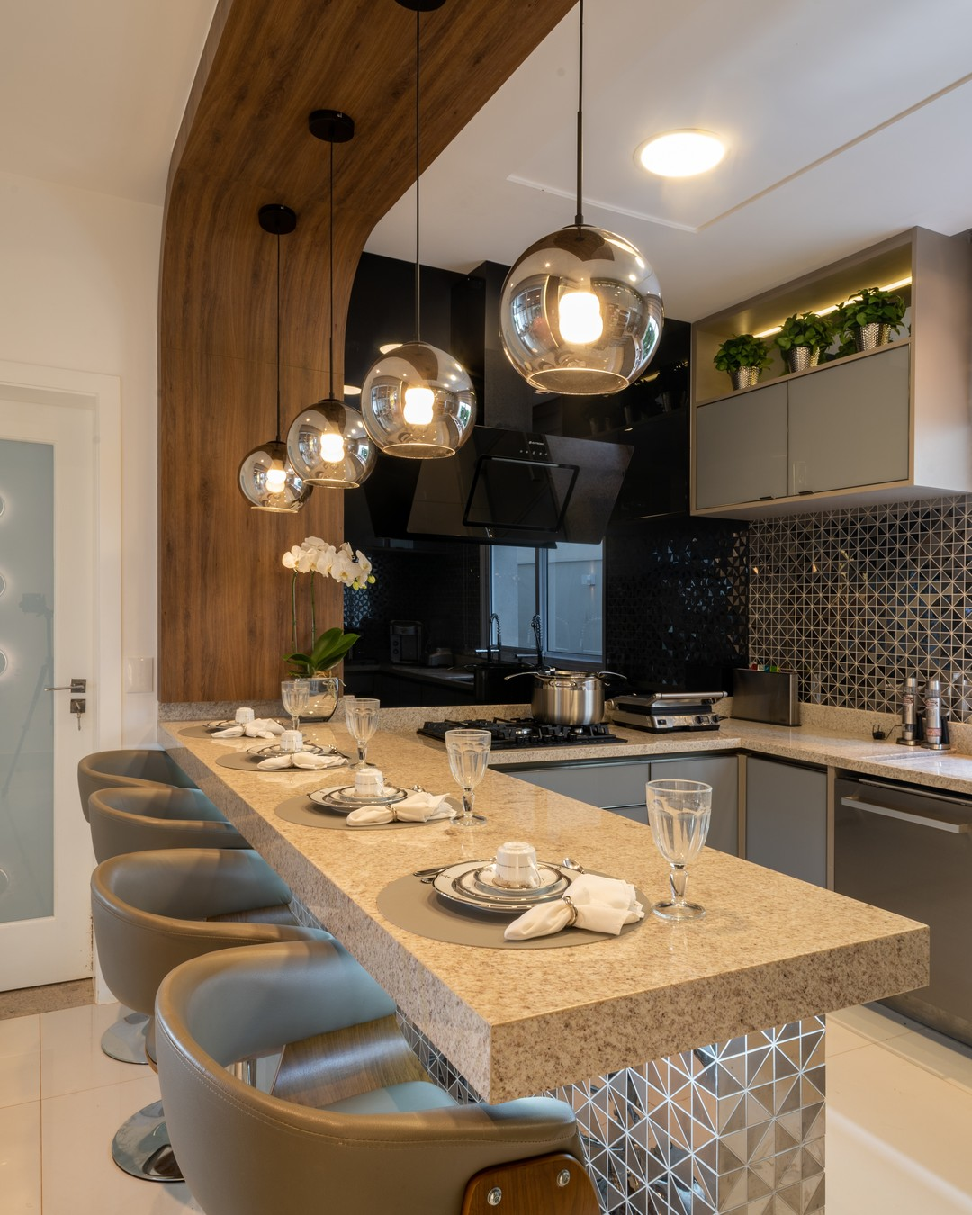 Bancada de cozinha americana com cooktop