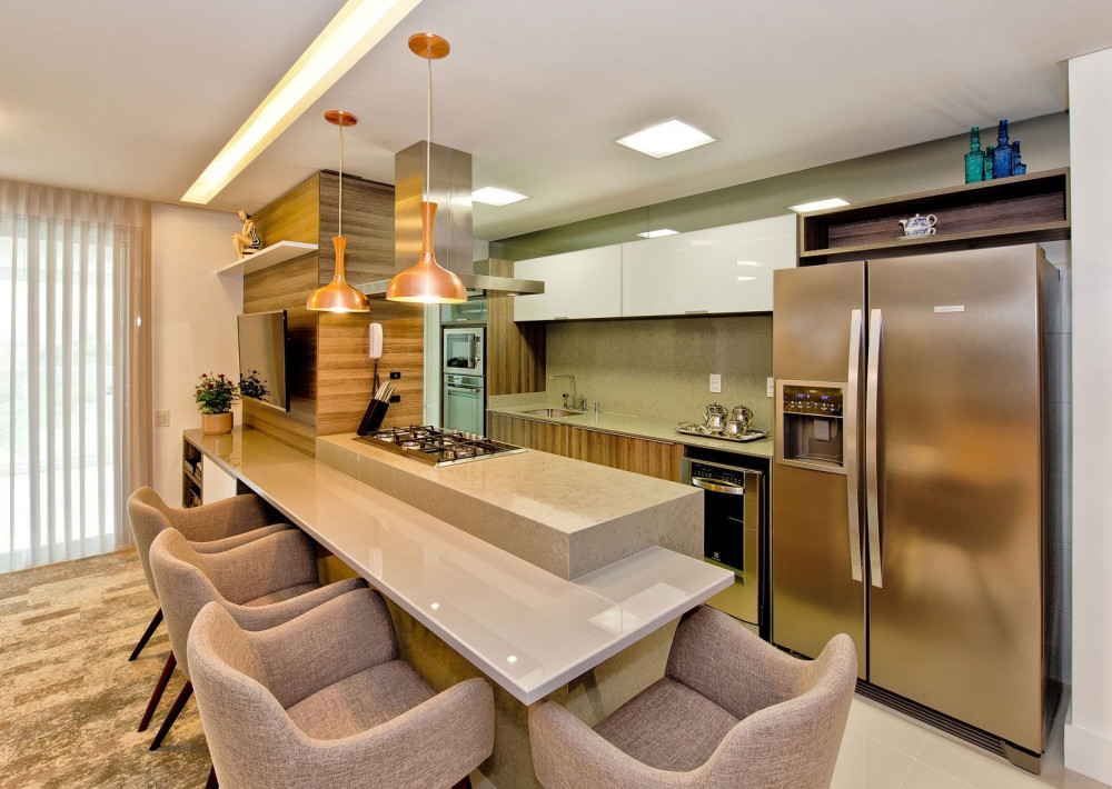 Bancada de cozinha americana com cooktop e coifa