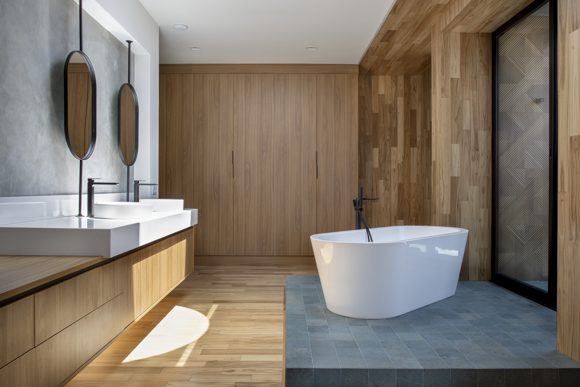 banheiro com porcelanato que imita madeira