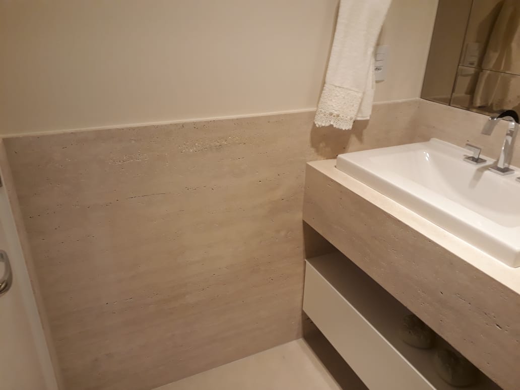 banheiro travertino romano com cobre
