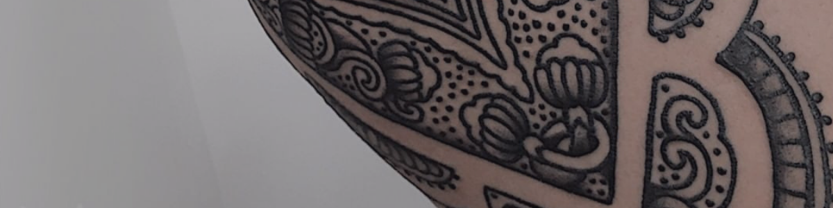 tatuagem blackwork geométrica detalhada