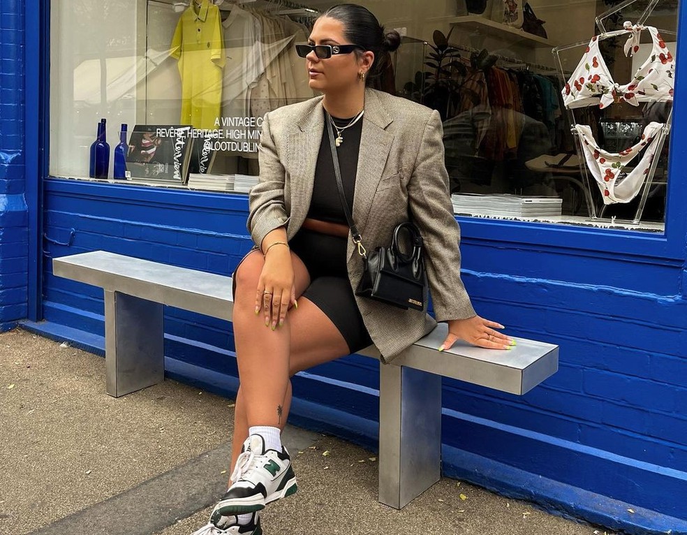 1. Como combinar blazer oversized com jeans para um look casual perfeito
2. Blazer oversized no trabalho: dicas para manter a elegância no escritório
3. 5 modelos de blazer oversized que toda mulher precisa ter no guarda-roupa
4. Blazer oversized vs blazer tradicional: qual escolher para cada ocasião
5. Tendências de cores e tecidos para blazer oversized 2024/2025