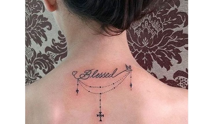 tatuagem blessed escrita fina significado