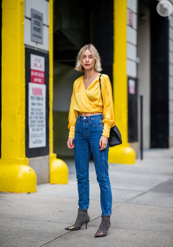 blusa amarela com jeans