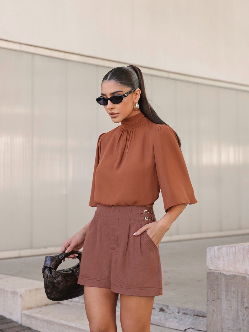blusa terracota com jeans