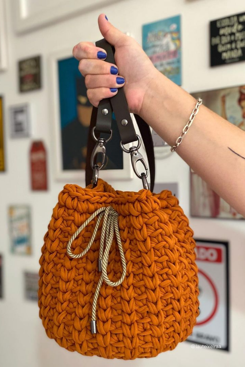 looks com bolsas de crochê