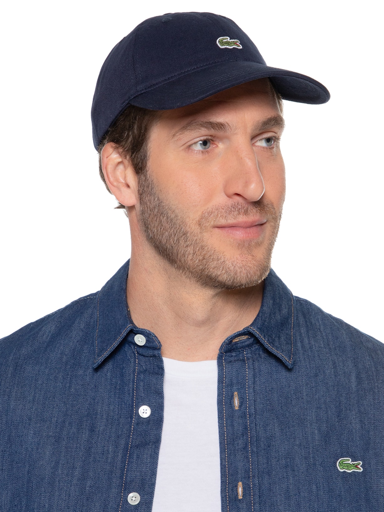 looks com boné Lacoste preto