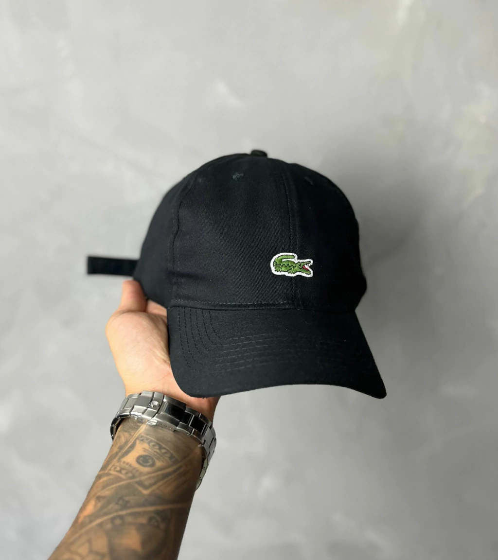 looks com boné Lacoste preto