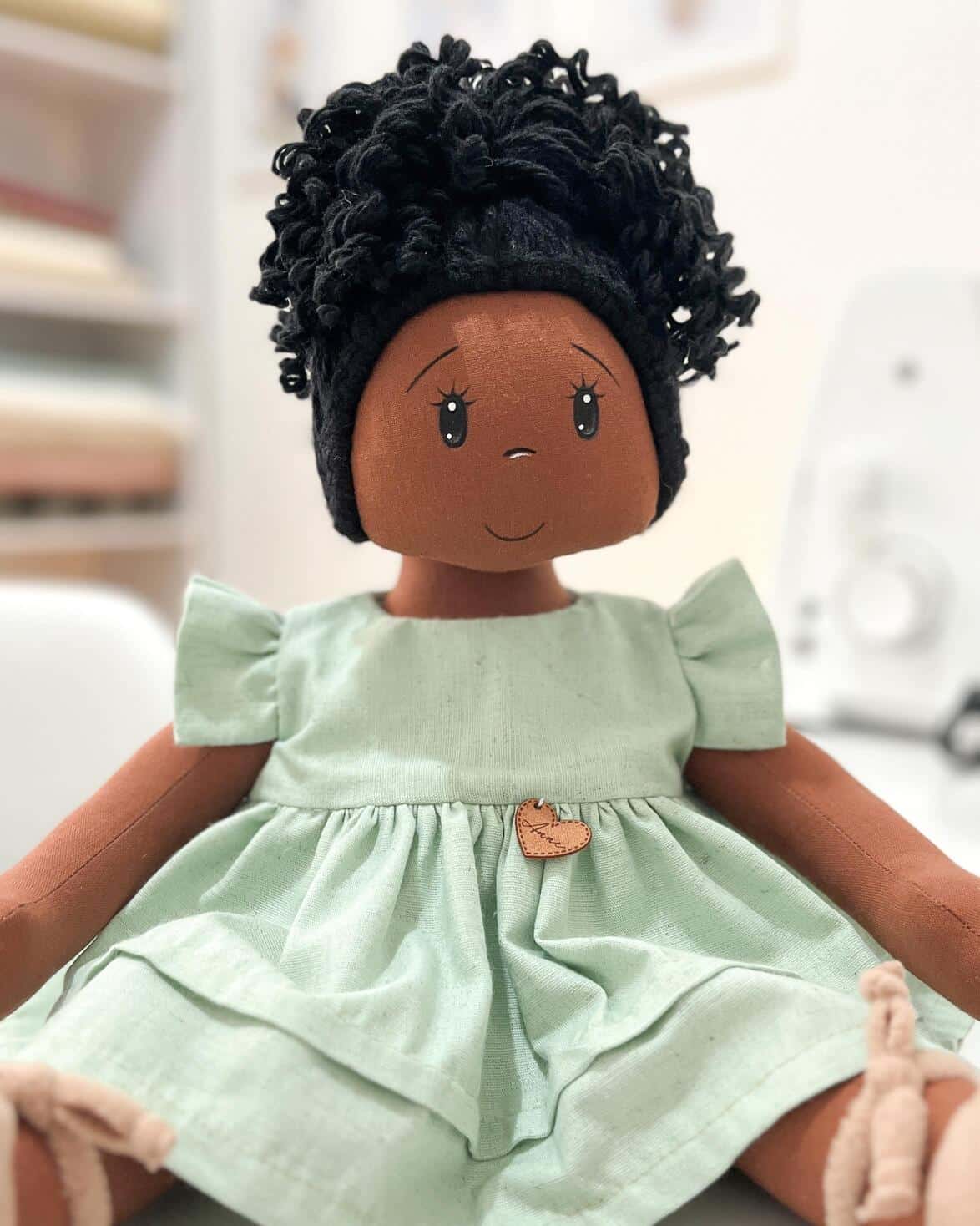 boneca negra cabelo cacheado