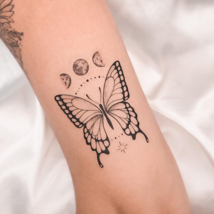 tatuagem borboleta pequena atrás da orelha