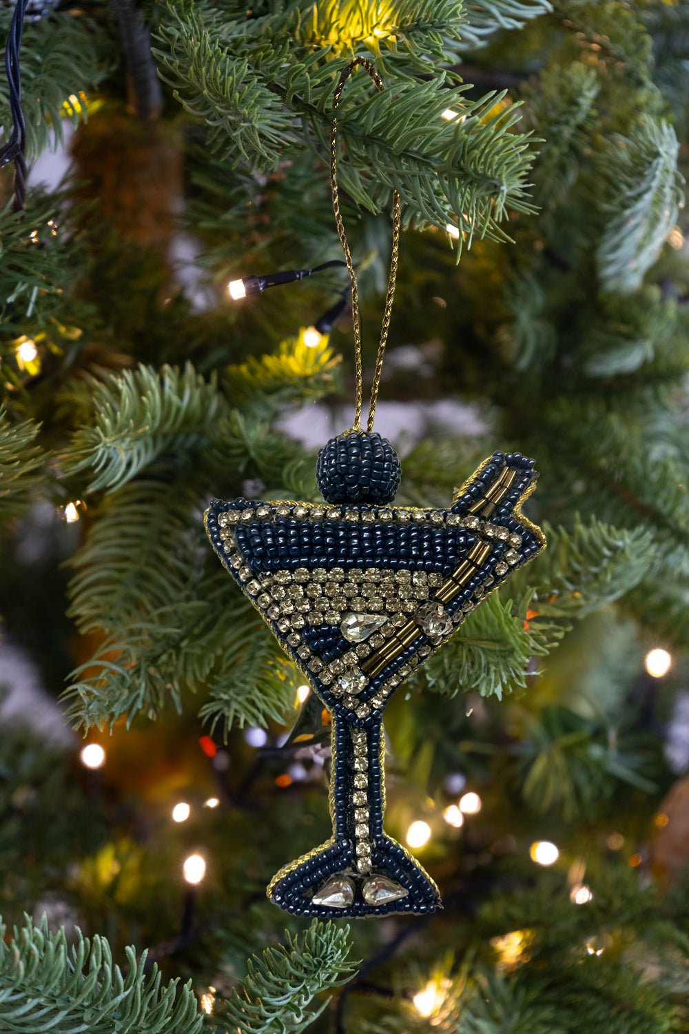 Bordado com Fitas: Transforme Suas Peças em Obras de Arte Lucrativas