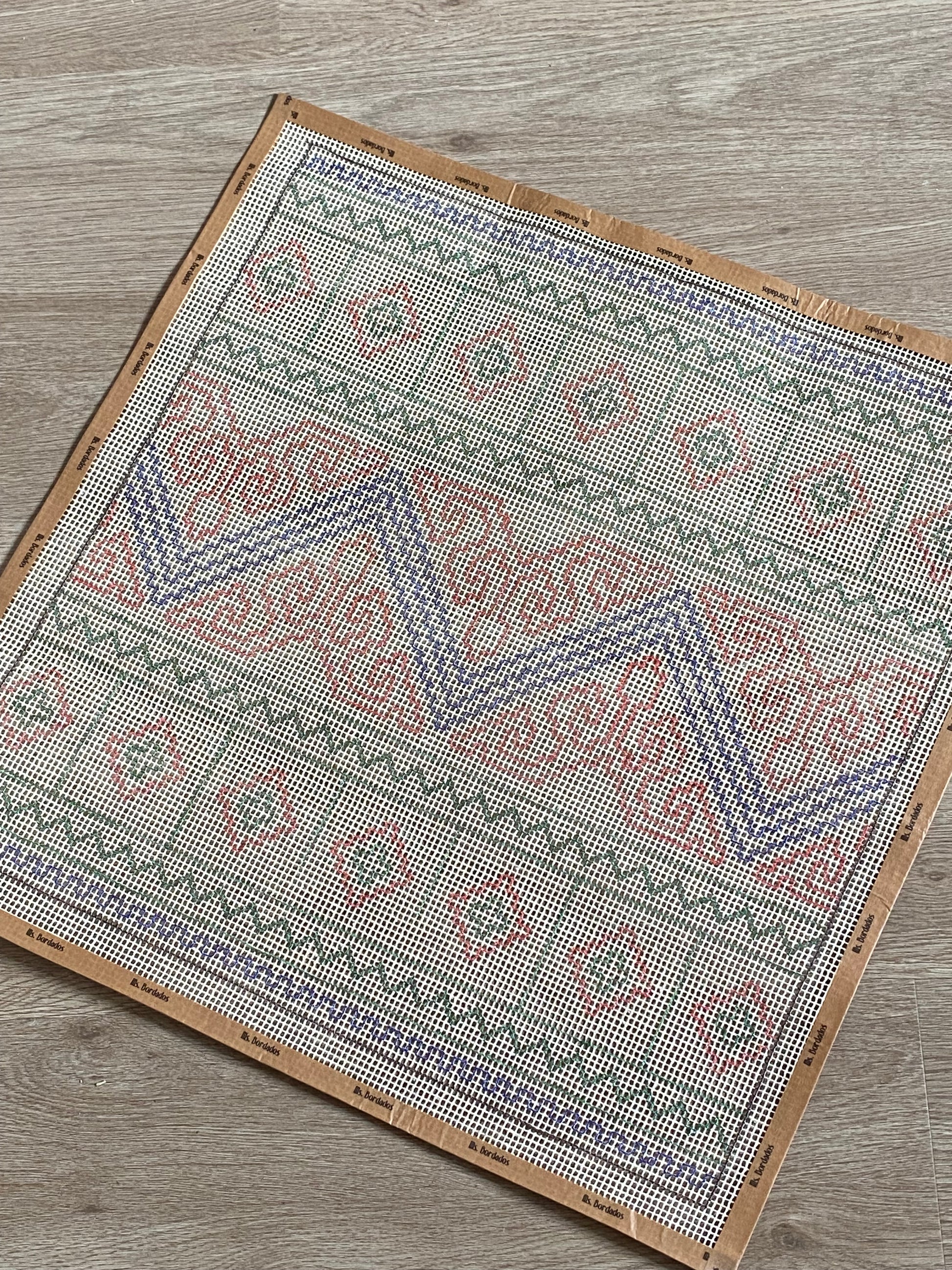 Etiquetas Bordadas de Duas Cores: Destaque Sua Marca no Vestuário