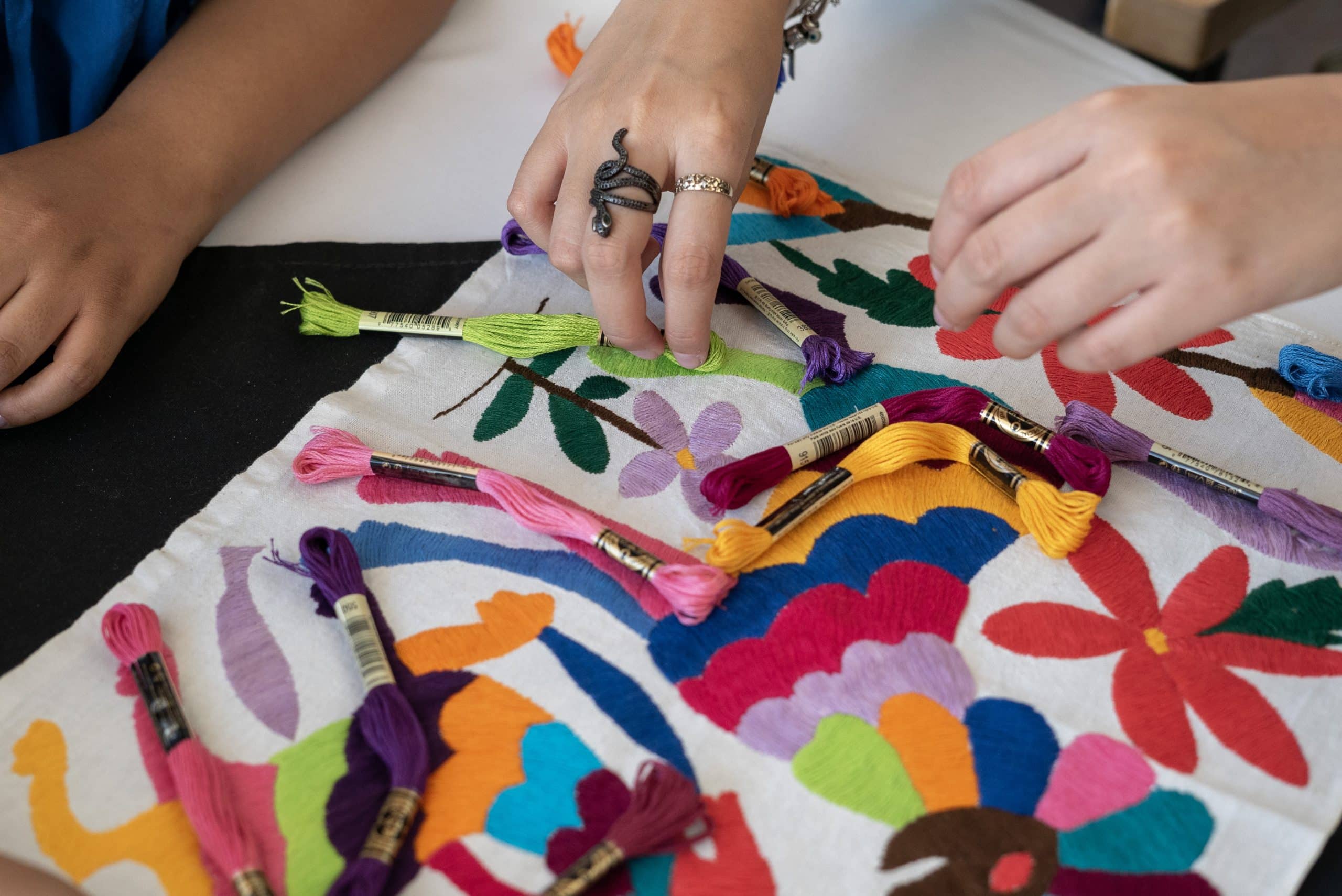 Tendências de Bordado 2025: O Impacto das Duas Cores na Moda Corporativa