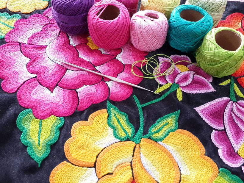 Etiquetas Bordadas de Duas Cores: Destaque Sua Marca no Vestuário