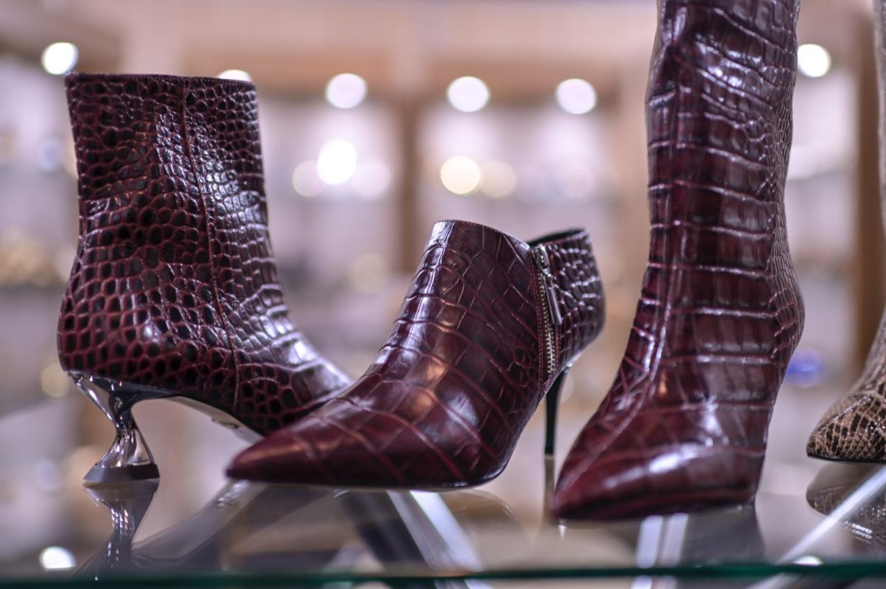 5 ideias de títulos:
1. As 5 Tendências de Botas que Vão Dominar o Inverno 2026
2. Do Slouchy ao Western: Guia Completo das Botas para 2026
3. Materiais e Cores: Descubra as Apostas para Botas de Inverno 2026
4. Botas Masculinas 2026: Estilo