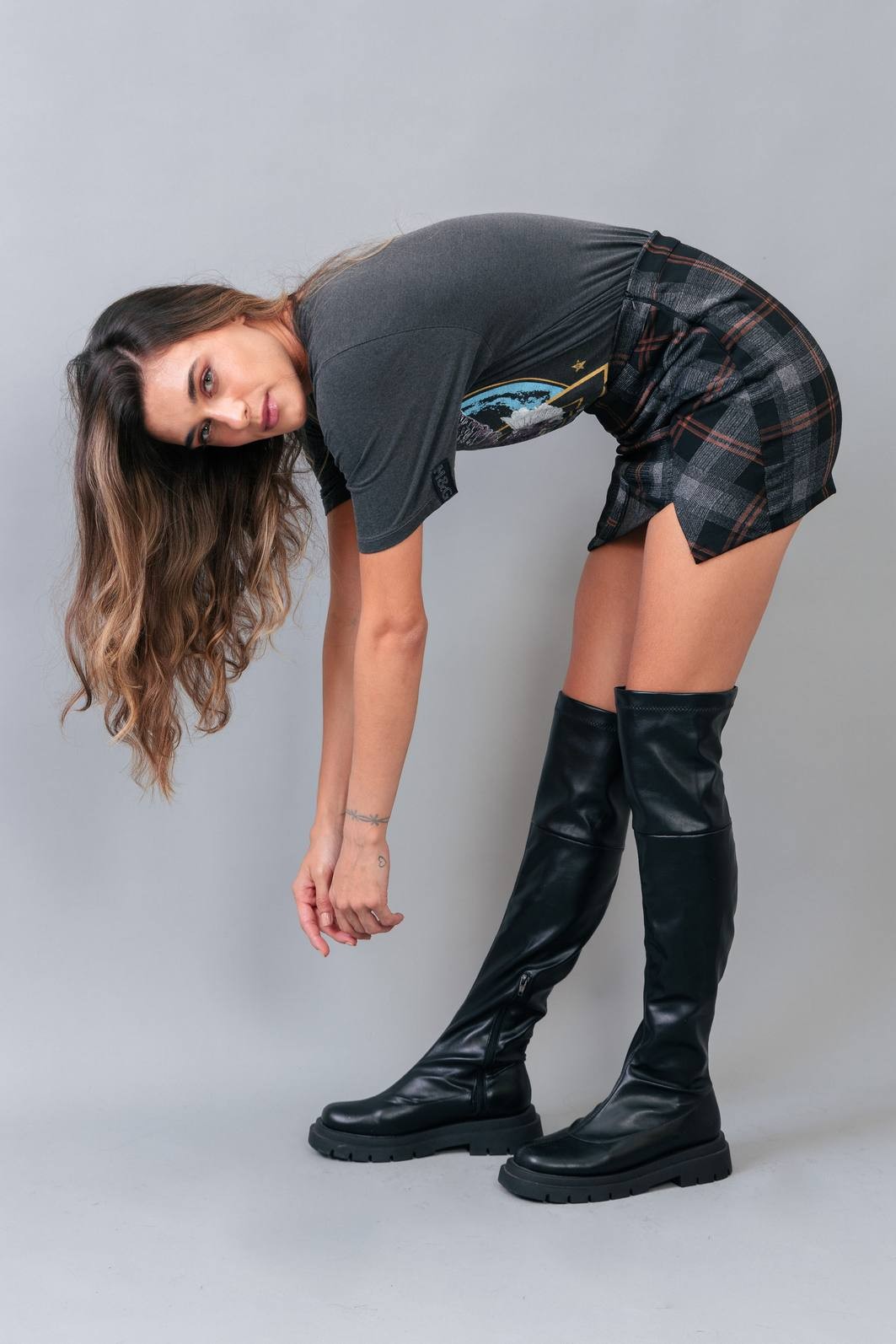 outfit bota over preta