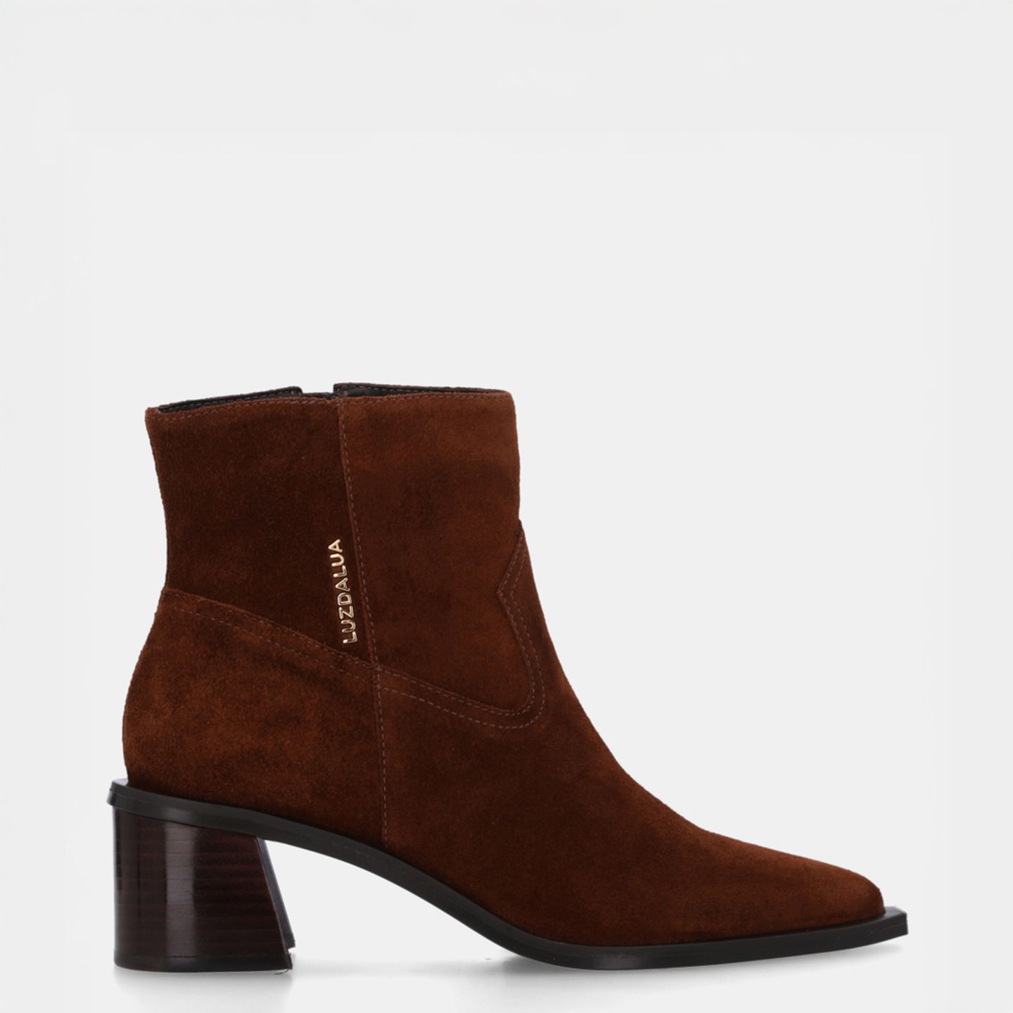 botas com detalhe de víbora
