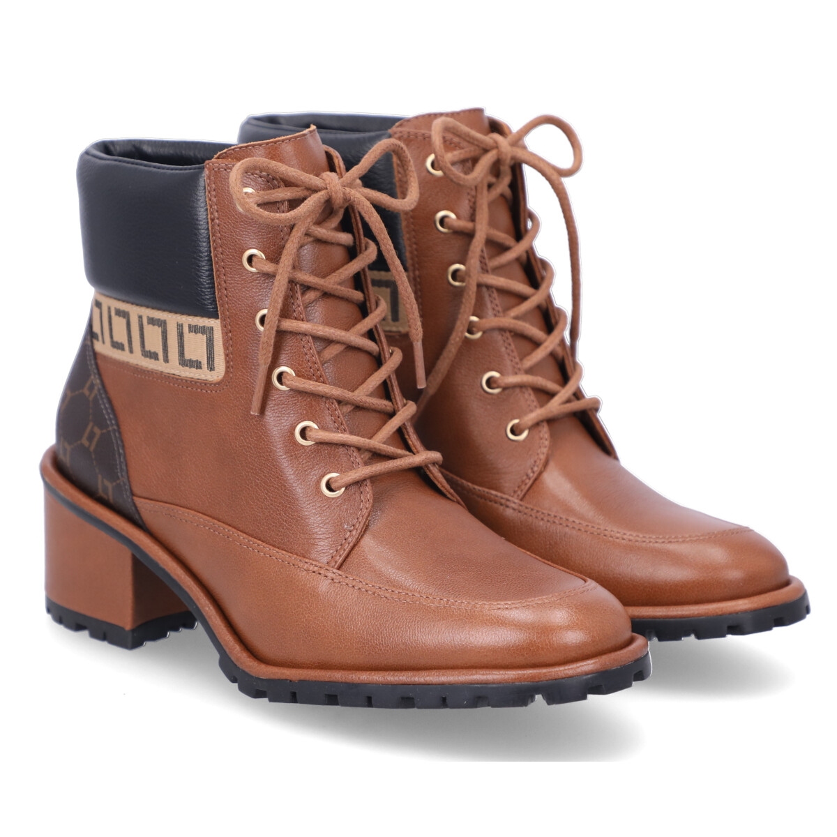 botas com detalhes em metal